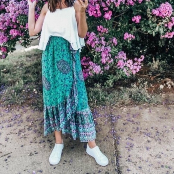 Beautifully styled SKIRT with stunning colors! - Picture 2 of 3